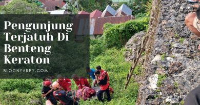 pengunjung jatuh di benteng keraton