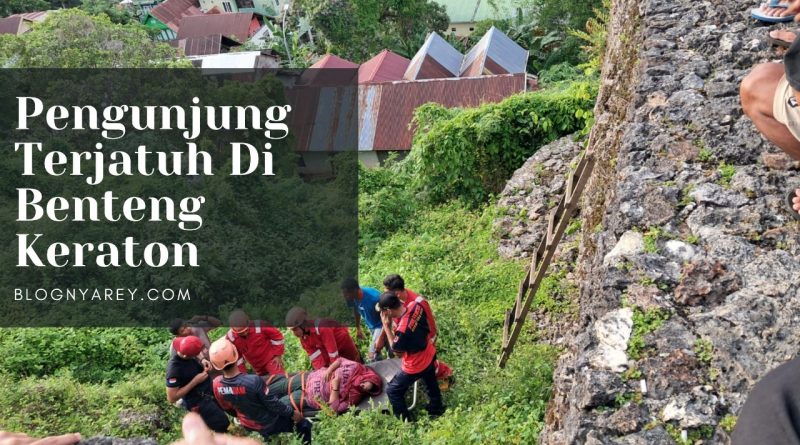 pengunjung jatuh di benteng keraton